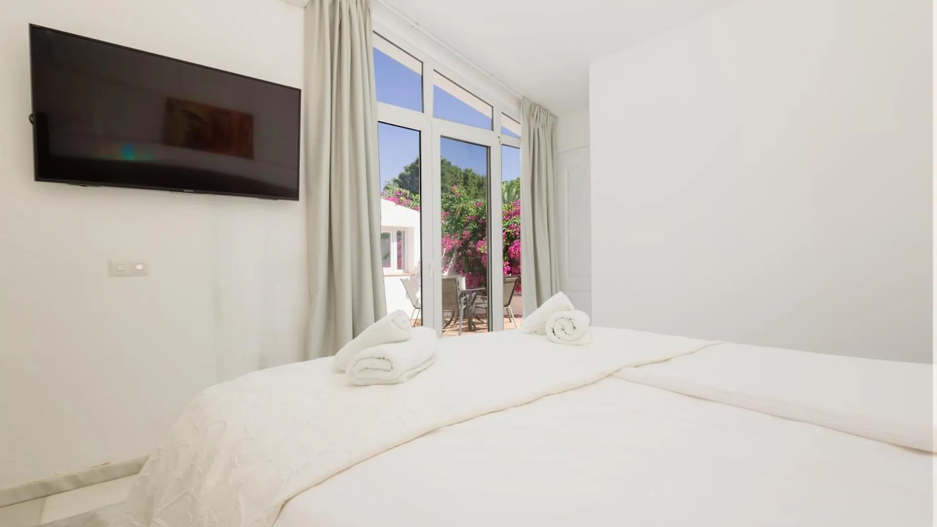 Holiday home 6 Bedroom Villa, With Heated Pool And Sea Views, Next To The Beach Of Costabella Marbella