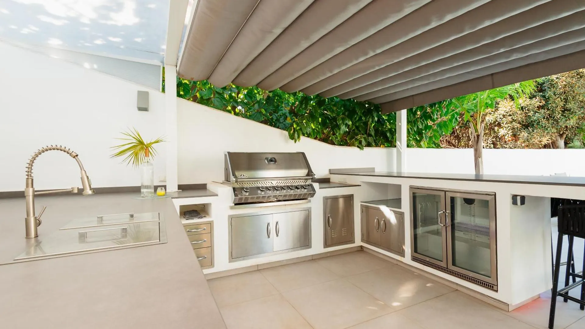 6 Bedroom Villa, With Heated Pool And Sea Views, Next To The Beach Of Costabella Marbella Spain