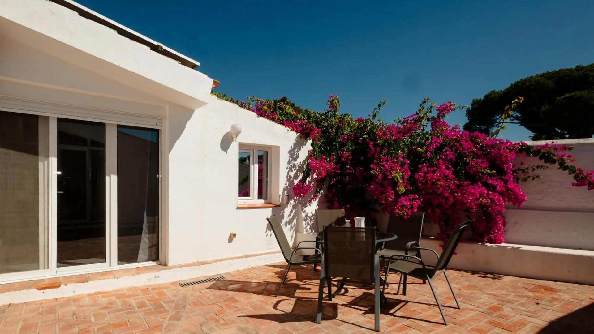 6 Bedroom Villa, With Heated Pool And Sea Views, Next To The Beach Of Costabella Marbella Holiday home