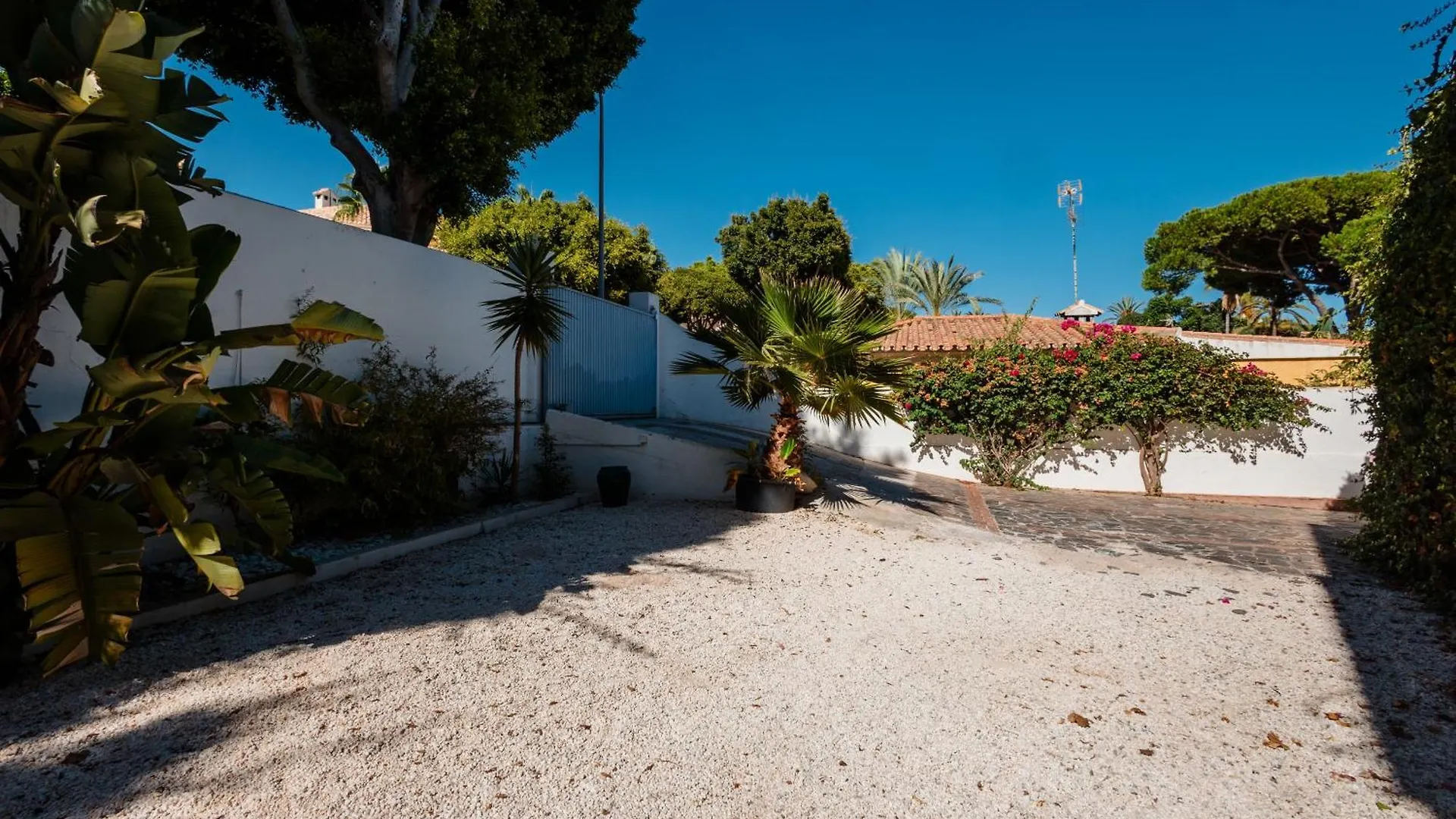 Holiday home 6 Bedroom Villa, With Heated Pool And Sea Views, Next To The Beach Of Costabella Marbella
