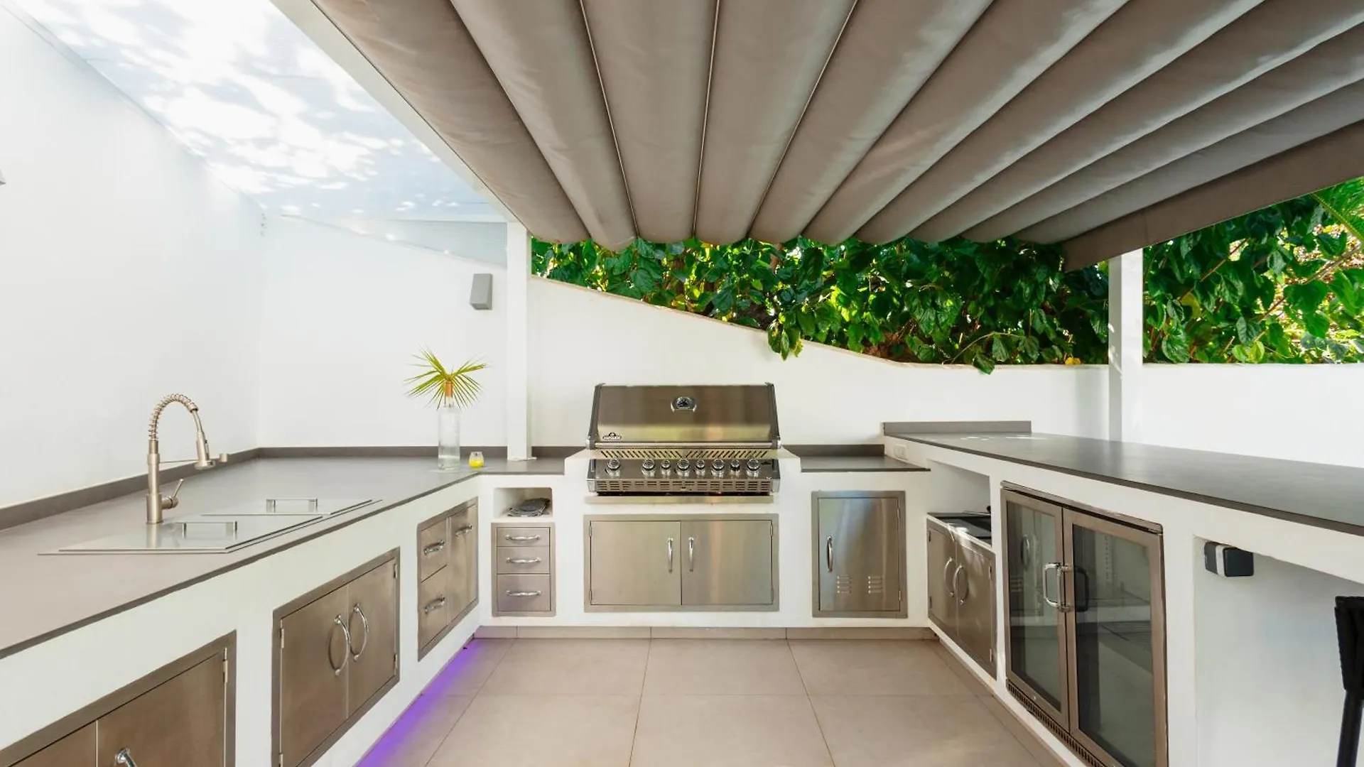 6 Bedroom Villa, With Heated Pool And Sea Views, Next To The Beach Of Costabella Marbella 0*,