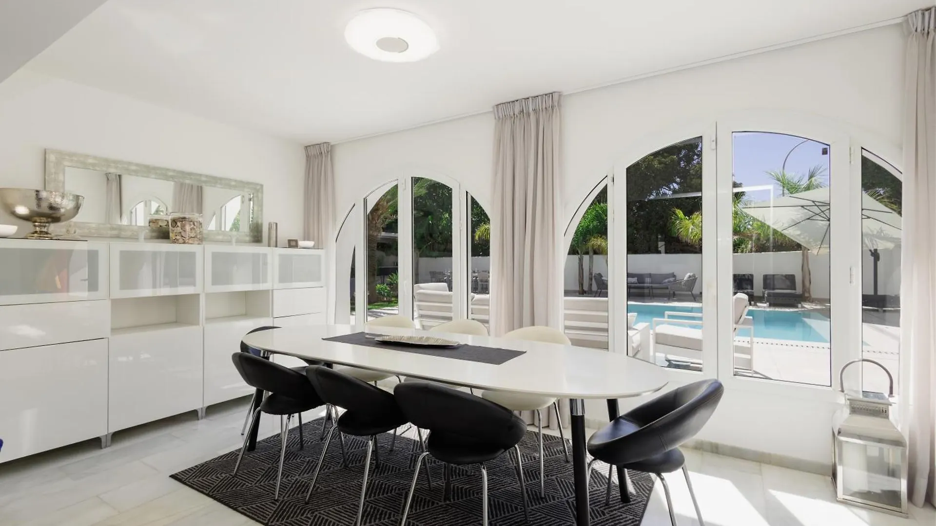 Holiday home 6 Bedroom Villa, With Heated Pool And Sea Views, Next To The Beach Of Costabella Marbella