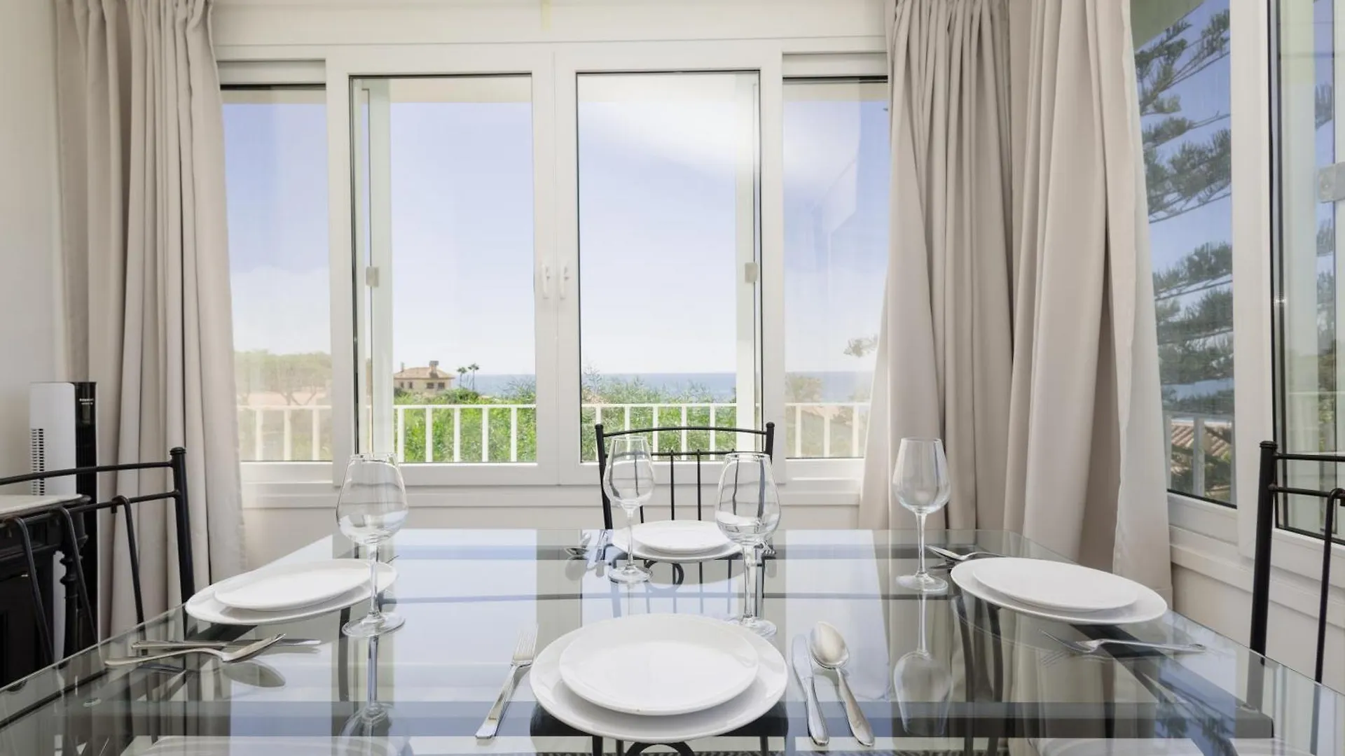 6 Bedroom Villa, With Heated Pool And Sea Views, Next To The Beach Of Costabella Marbella Holiday home