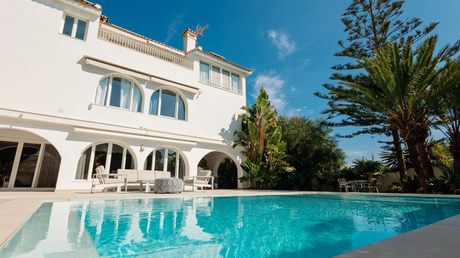 6 Bedroom Villa, With Heated Pool And Sea Views, Next To The Beach Of Costabella Marbella