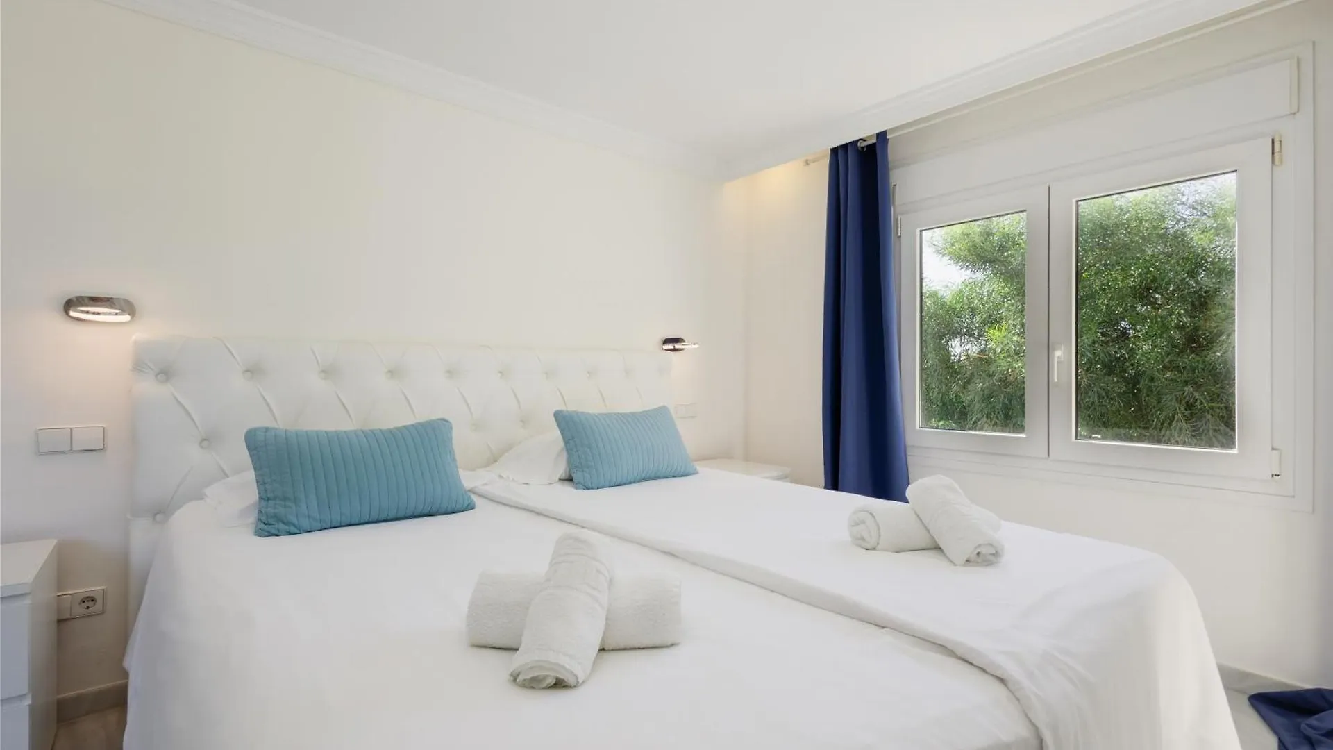 6 Bedroom Villa, With Heated Pool And Sea Views, Next To The Beach Of Costabella Marbella Holiday home