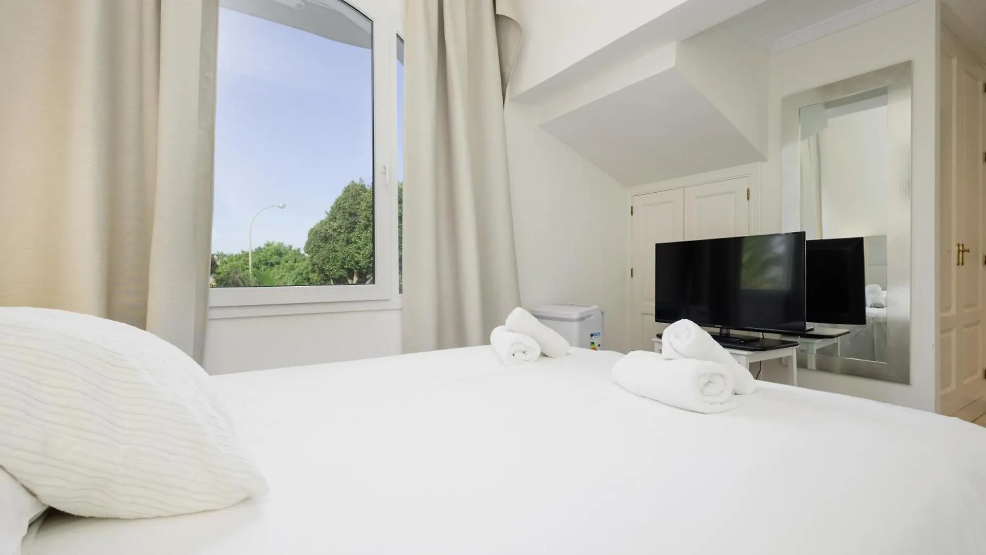 6 Bedroom Villa, With Heated Pool And Sea Views, Next To The Beach Of Costabella Marbella Holiday home