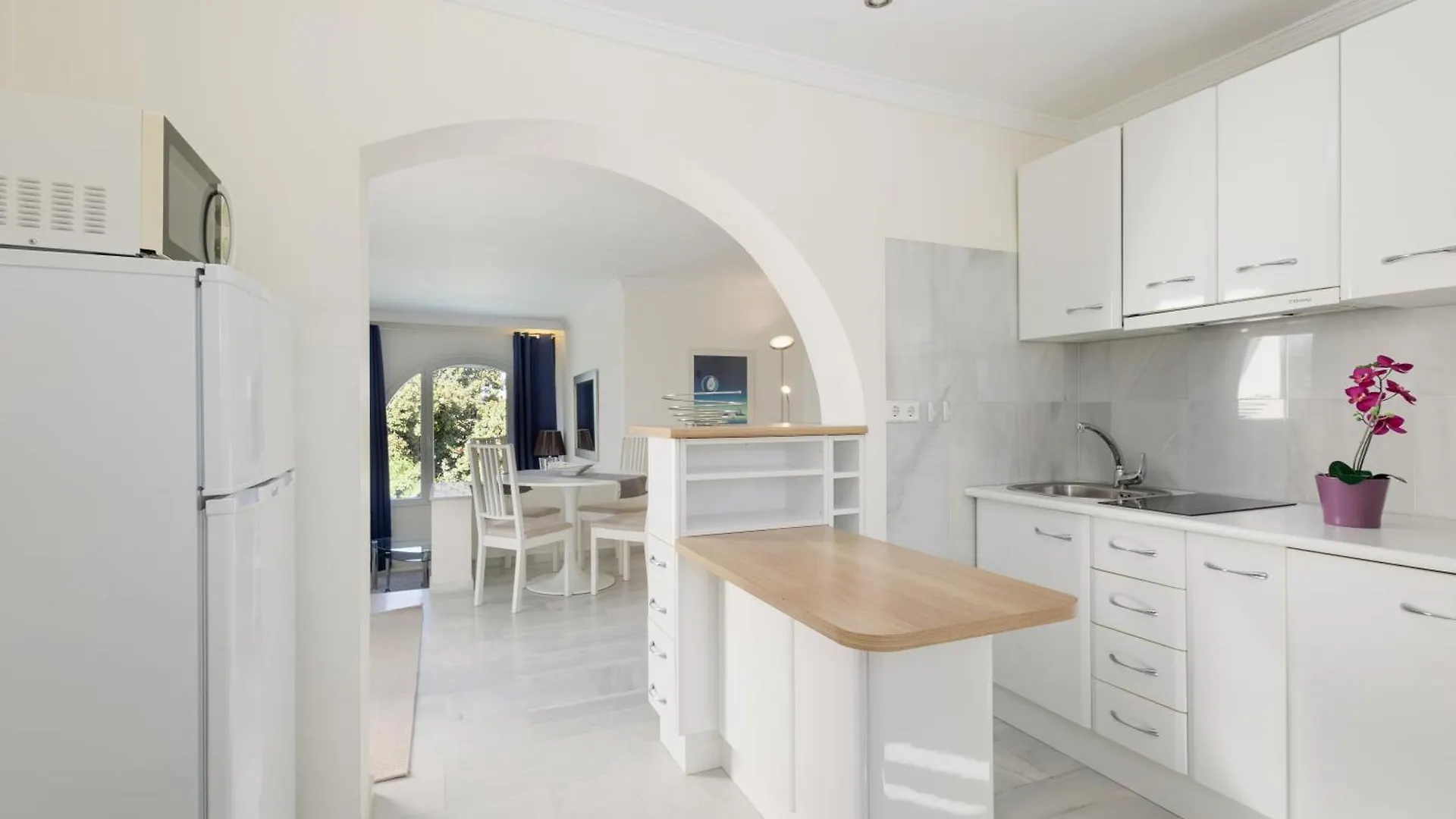 6 Bedroom Villa, With Heated Pool And Sea Views, Next To The Beach Of Costabella Marbella
