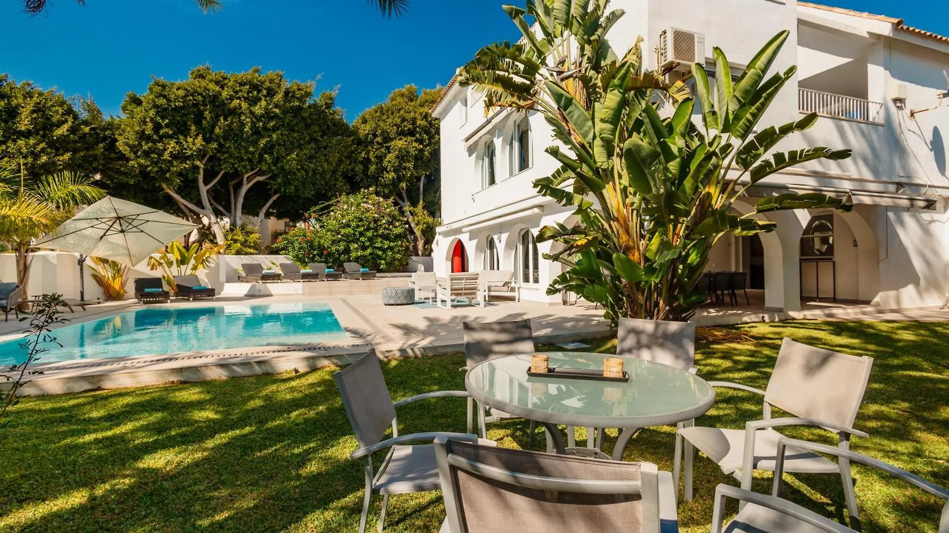 6 Bedroom Villa, With Heated Pool And Sea Views, Next To The Beach Of Costabella Marbella Holiday home