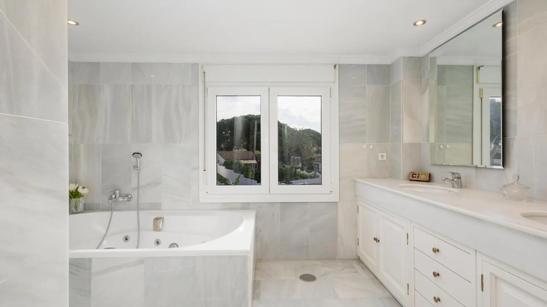6 Bedroom Villa, With Heated Pool And Sea Views, Next To The Beach Of Costabella Marbella