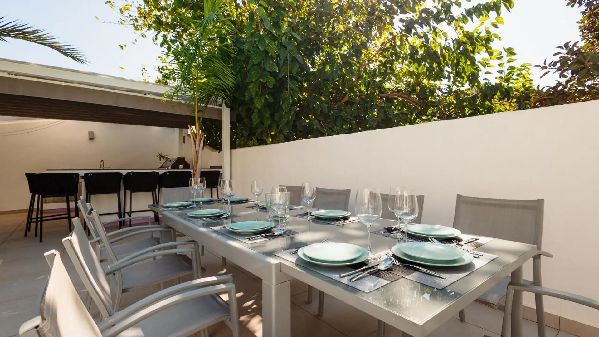 Holiday home 6 Bedroom Villa, With Heated Pool And Sea Views, Next To The Beach Of Costabella Marbella