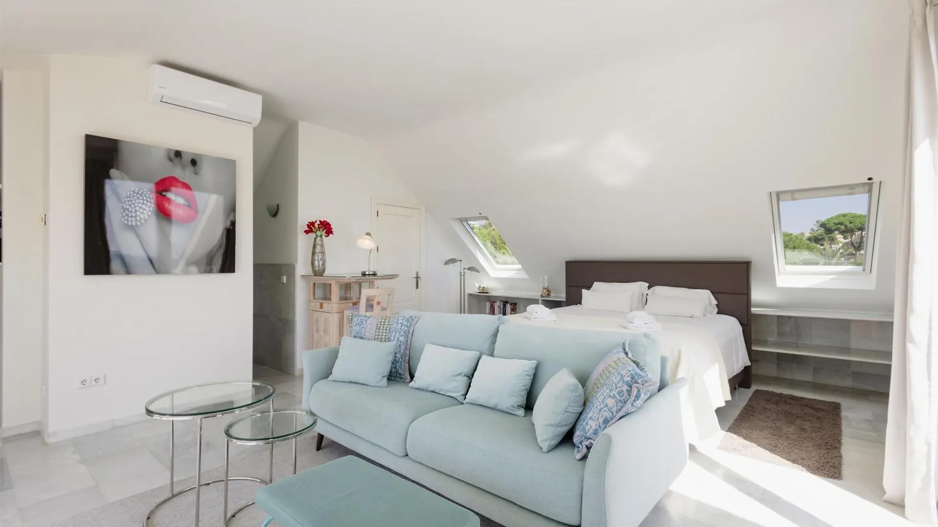 6 Bedroom Villa, With Heated Pool And Sea Views, Next To The Beach Of Costabella Marbella Holiday home