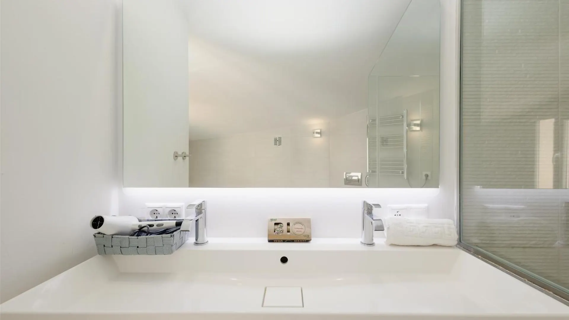 6 Bedroom Villa, With Heated Pool And Sea Views, Next To The Beach Of Costabella Marbella 0*,  Spain