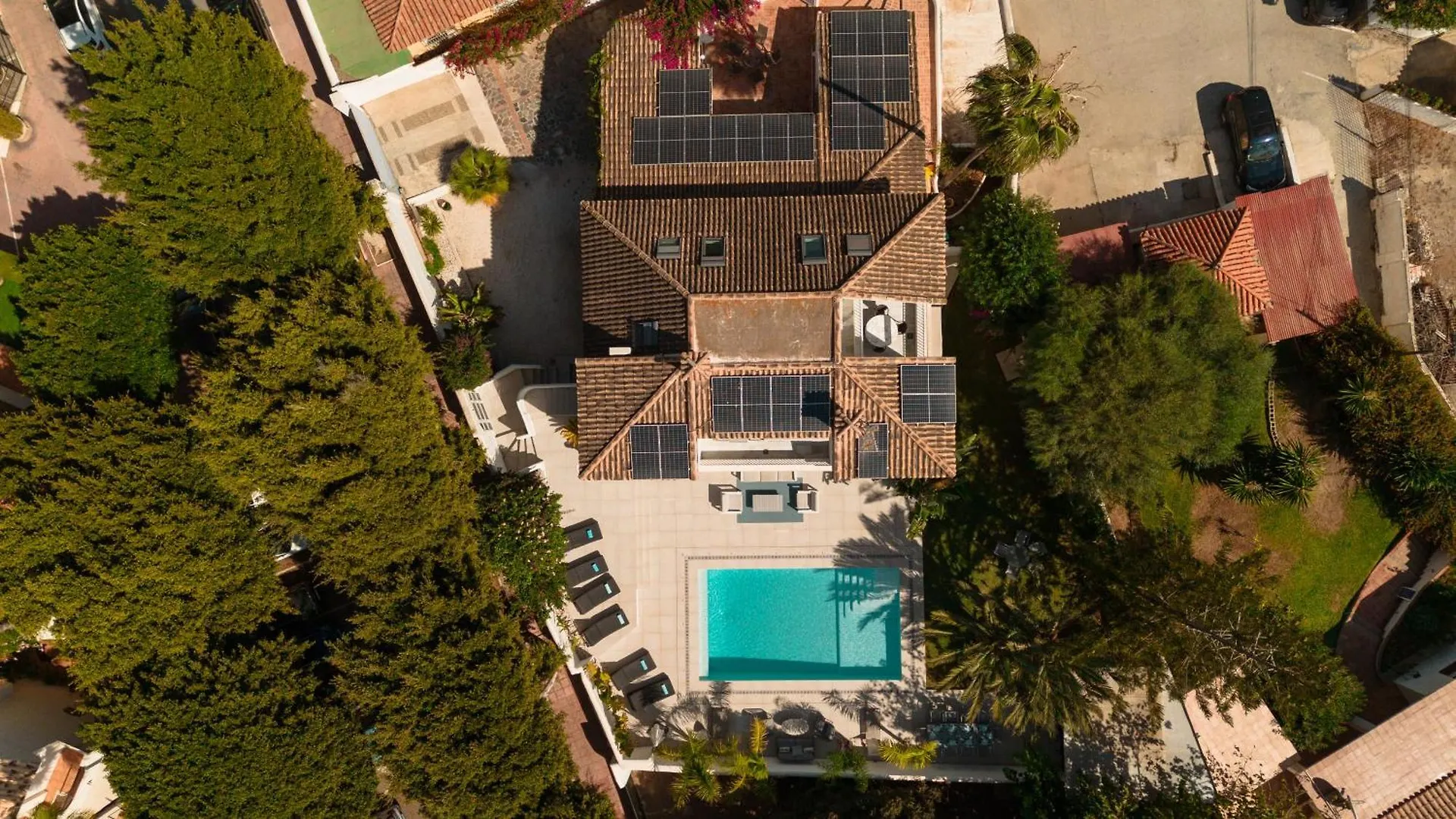 Holiday home 6 Bedroom Villa, With Heated Pool And Sea Views, Next To The Beach Of Costabella Marbella