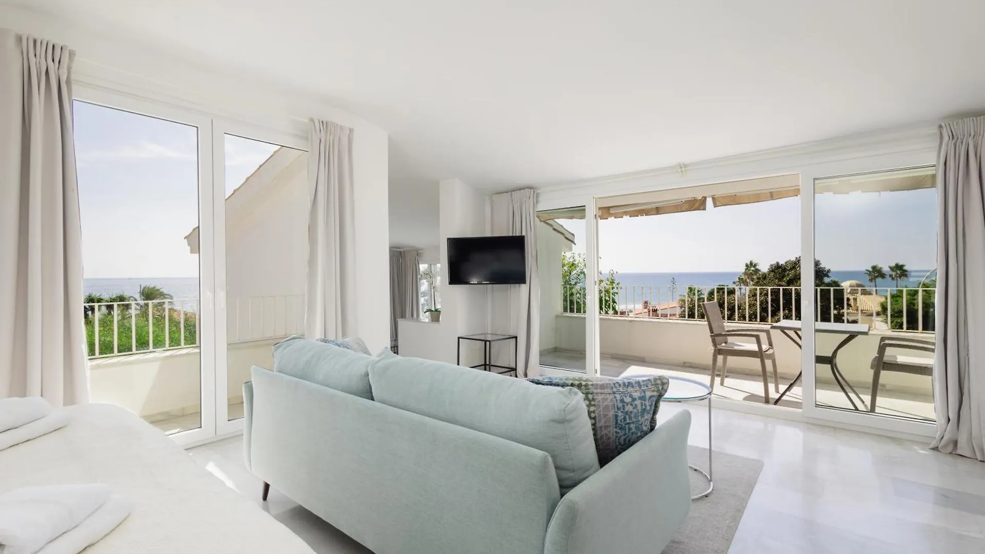 6 Bedroom Villa, With Heated Pool And Sea Views, Next To The Beach Of Costabella Marbella Holiday home