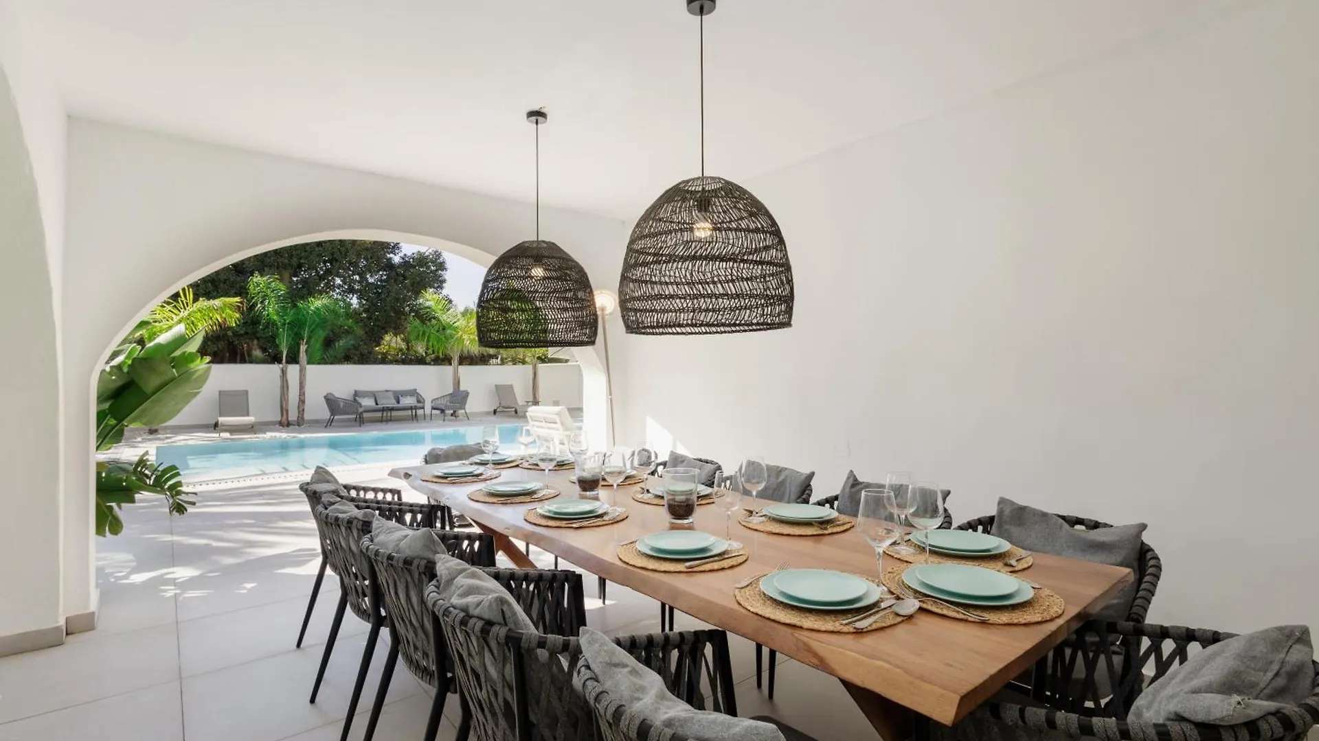 Holiday home 6 Bedroom Villa, With Heated Pool And Sea Views, Next To The Beach Of Costabella Marbella