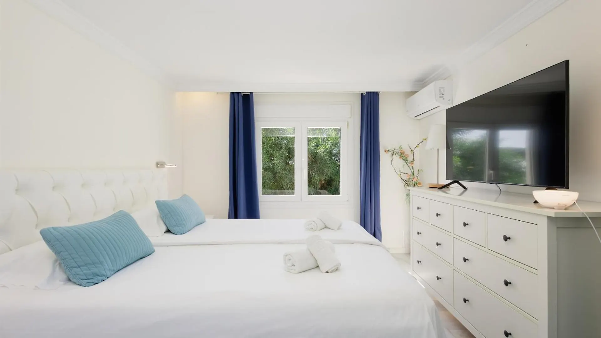 6 Bedroom Villa, With Heated Pool And Sea Views, Next To The Beach Of Costabella Marbella 0*,