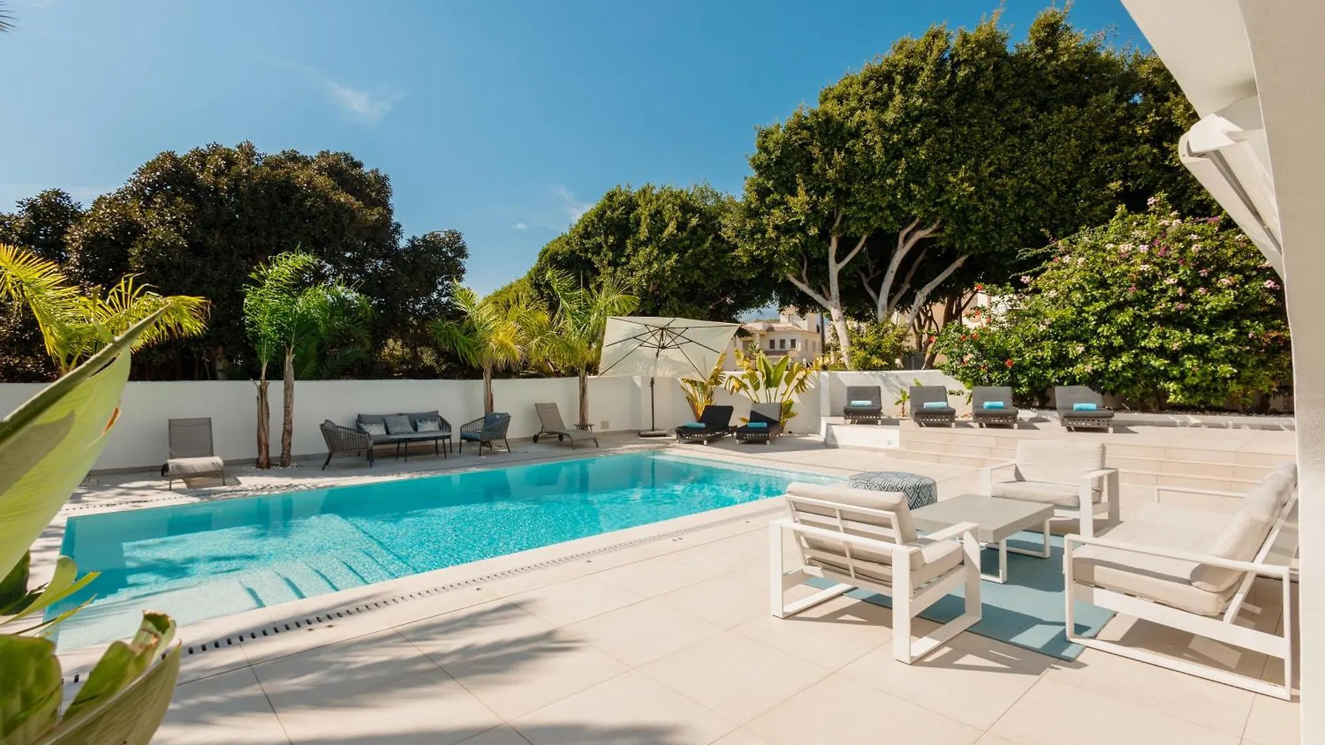 Holiday home 6 Bedroom Villa, With Heated Pool And Sea Views, Next To The Beach Of Costabella Marbella