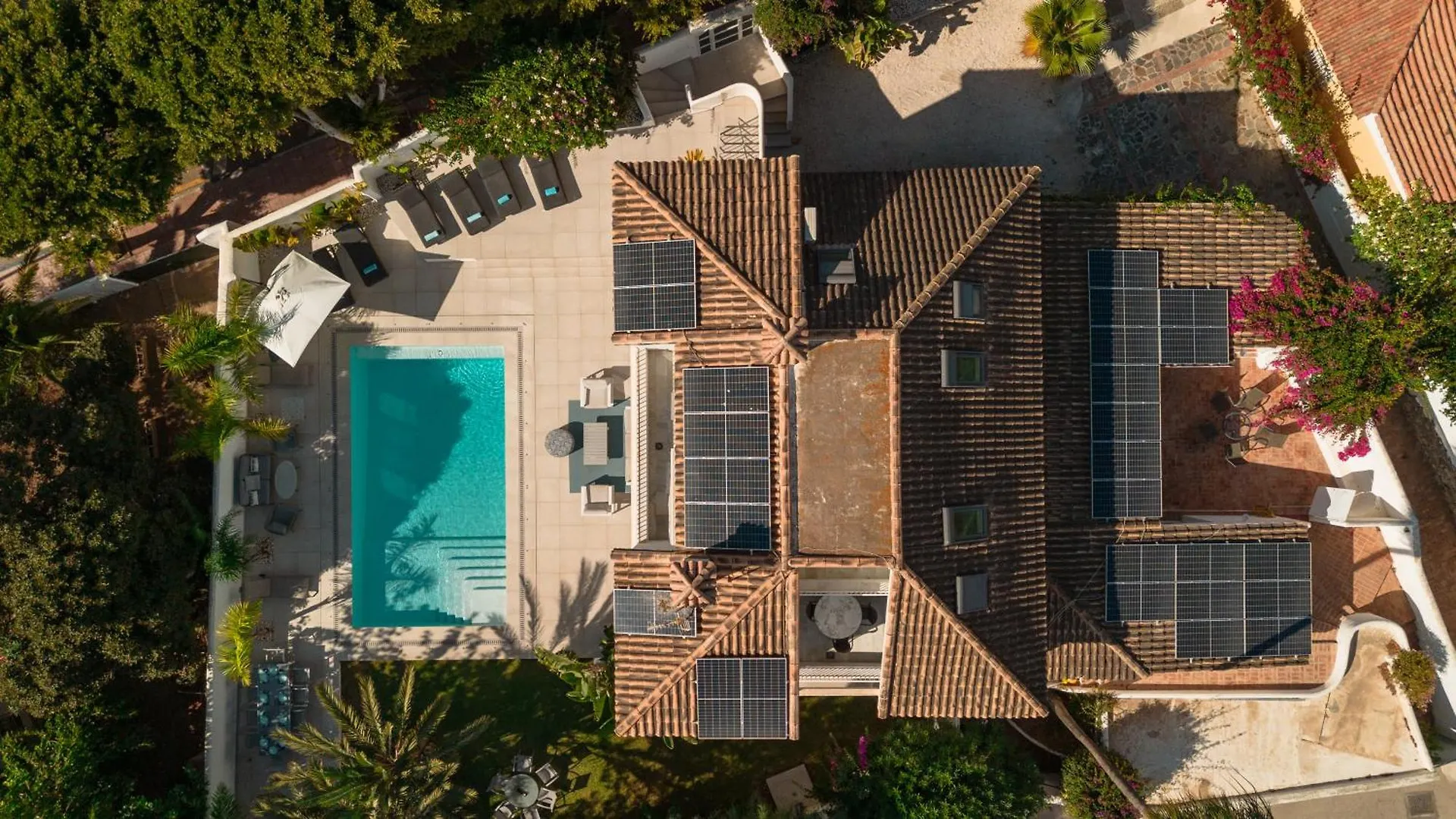 6 Bedroom Villa, With Heated Pool And Sea Views, Next To The Beach Of Costabella Marbella Holiday home